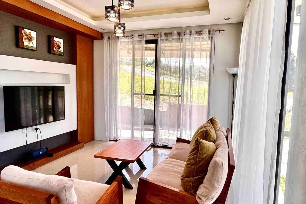 Overlooking Staycation At Sandari Batulao * Tagaytay City